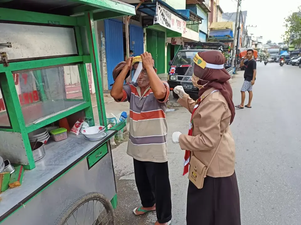 Menuju New Normal, DKC Pramuka Baubau Berbagi Face Shield Kepada Masyarakat