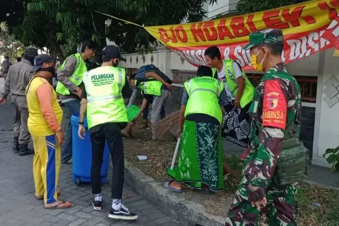 Tak Pakai Masker, Puluhan Orang di Gresik Dihukum Menyapu Jalan