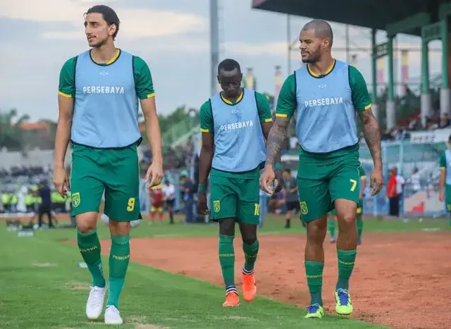 Pemain Asing Persebaya Memilih Belum Balik ke Indonesia