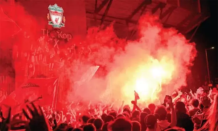 Kopites Pesta Sampanye Rayakan Kemenangan Liverpool