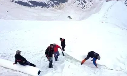 Terpal Raksasa Selimuti Gletser Presena
