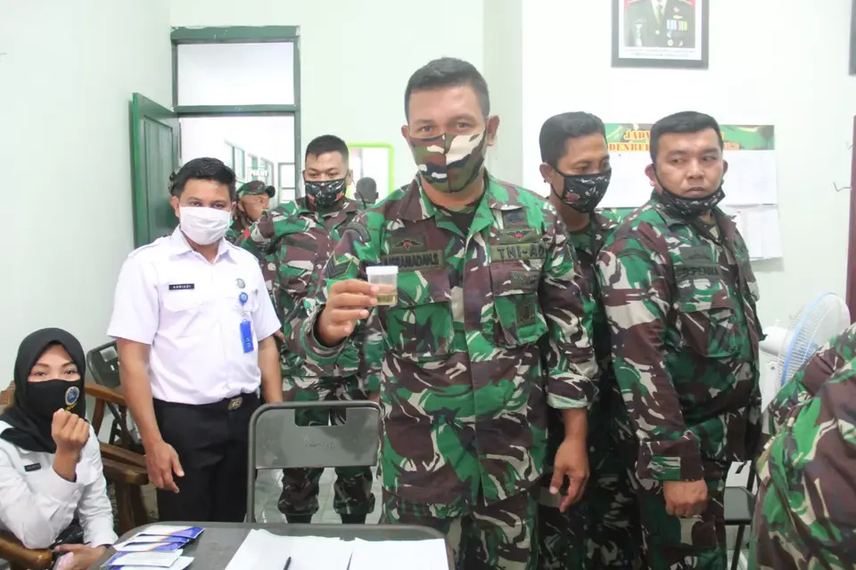 Personel Denbekang XIV/HSN Melakukan Tes Urine