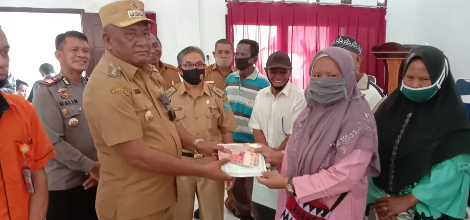 Samahuddin Salurkan Rp 1,7 Miliar BLT 992 Nelayan Buteng Terdampak Covid-19