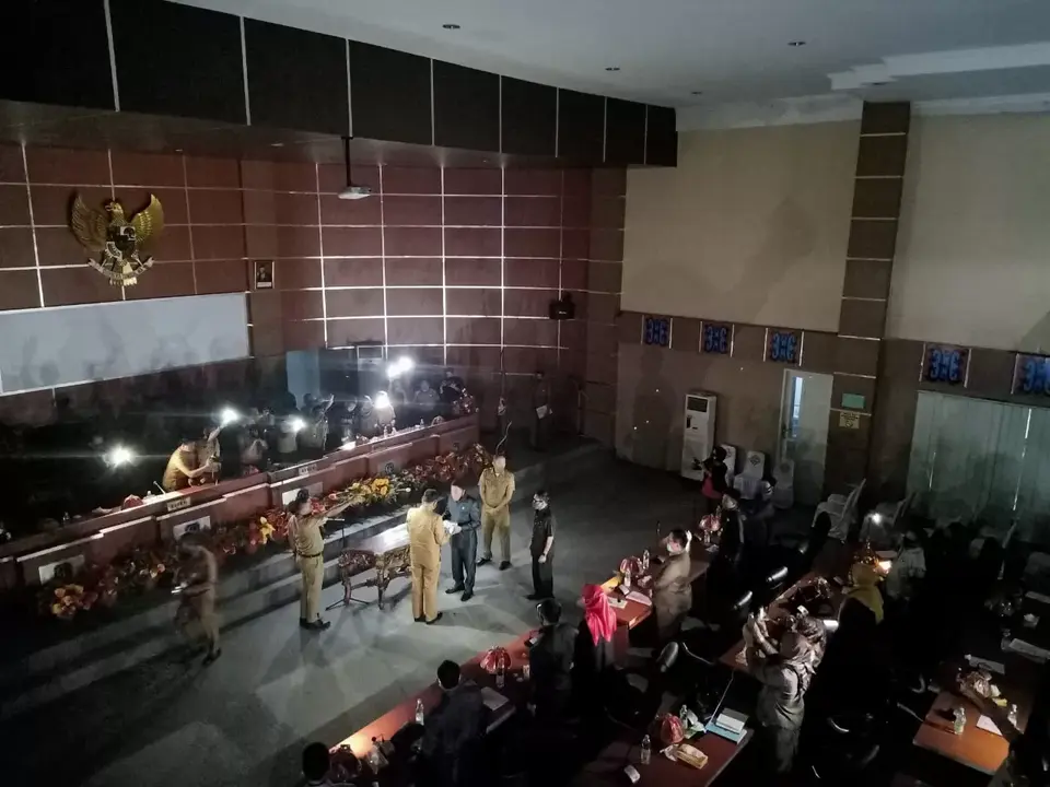 Diwarnai Listrik Padam, DPRD Kolaka Terima LKPJ Bupati