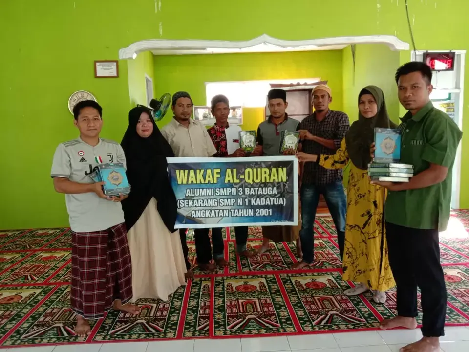 Alumni SMPN 3 Batauga Wakafkan Alqur'an di 11 Masjid Kadatua