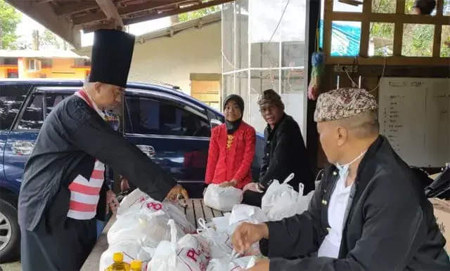 K-Conk Mania Bagikan Sembako Buat Warga Terdampak Covid-19