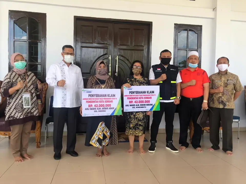 Gugus Tugas Covid Kendari Terima BPJamsostek, Diserahkan pada Ahli Waris