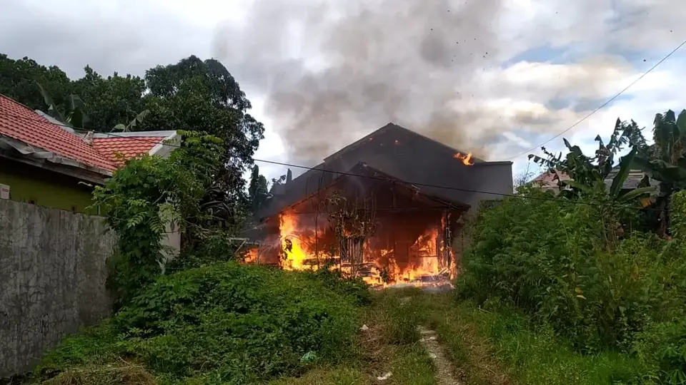 Dilahap Api, Rumah Semi Permanen di Baubau Rata dengan Tanah