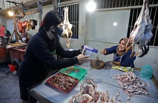 Pasar Simo Jadi Lokasi Bonek Tribun Kidul Bagikan Masker