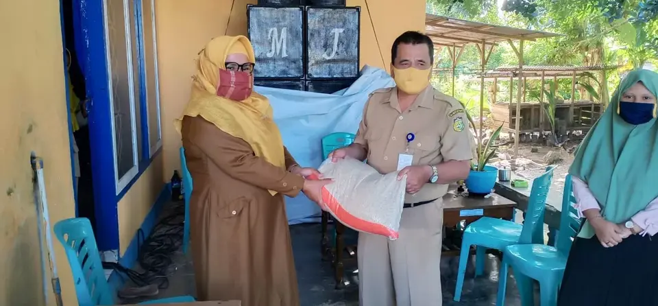 Dapat Bantuan dari Pemkab Buton, Camat Lasalimu Selatan Bersyukur