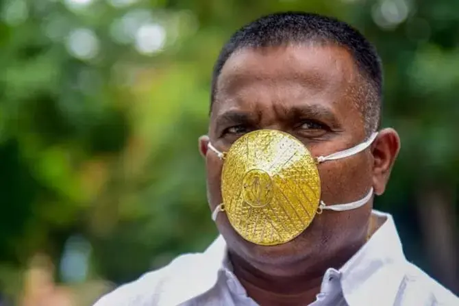 Seorang Warga di India Pakai Masker Emas Rp 56 Juta