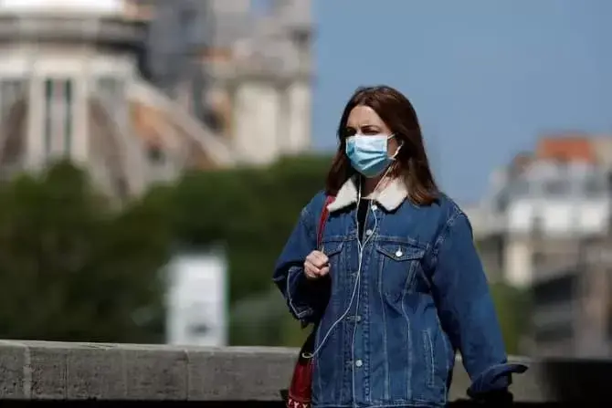Prancis Wajibkan Penggunaan Masker di Ruang Publik
