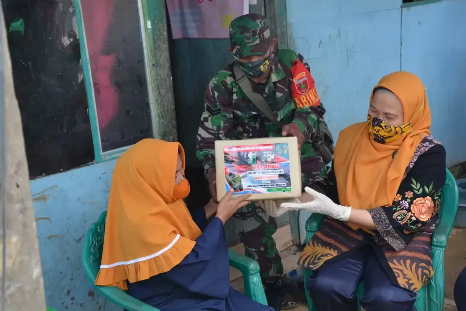 Peduli Dampak Pandemi Covid-19, Persit Kartika Candra Kirana Berbagi Sembako