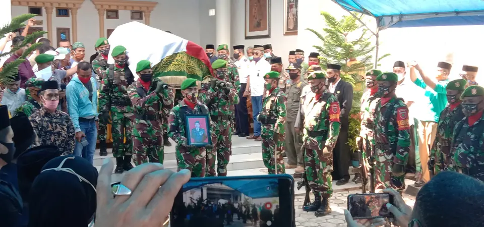 Jenazah Wabup Buteng La Ntau Dimakamkan Secara Militer