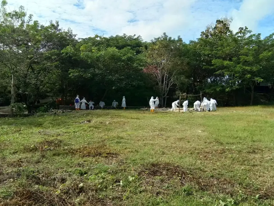 Petugas Makamkan Dua Pasien Covid-19