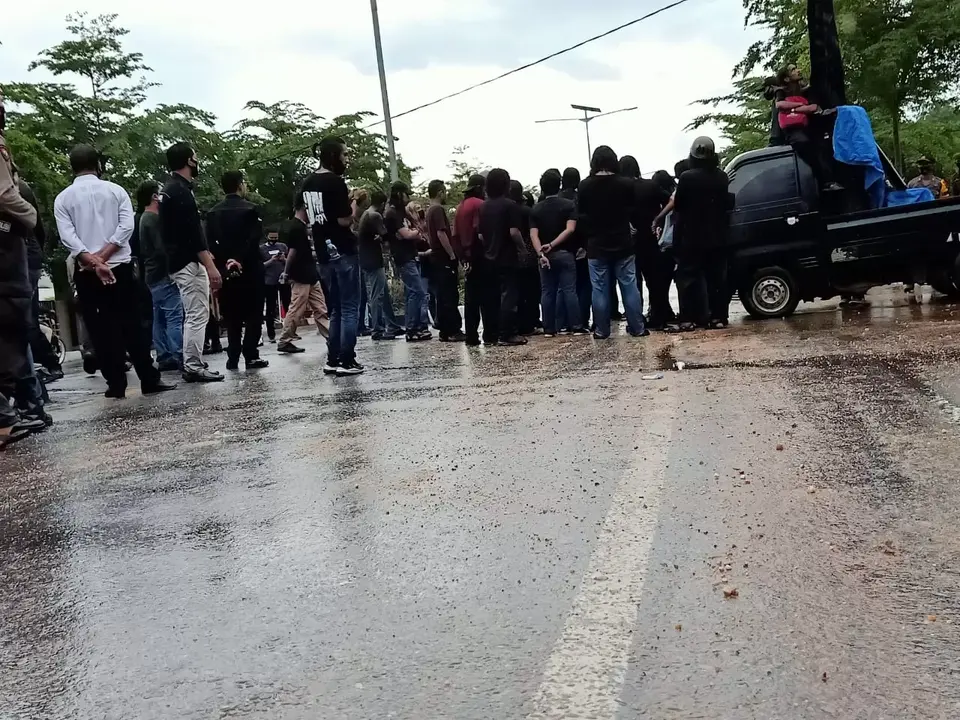 Lakukan Teatrikal, Mahasiswa Hambur Tanah di Jalanan dan Halaman DPRD