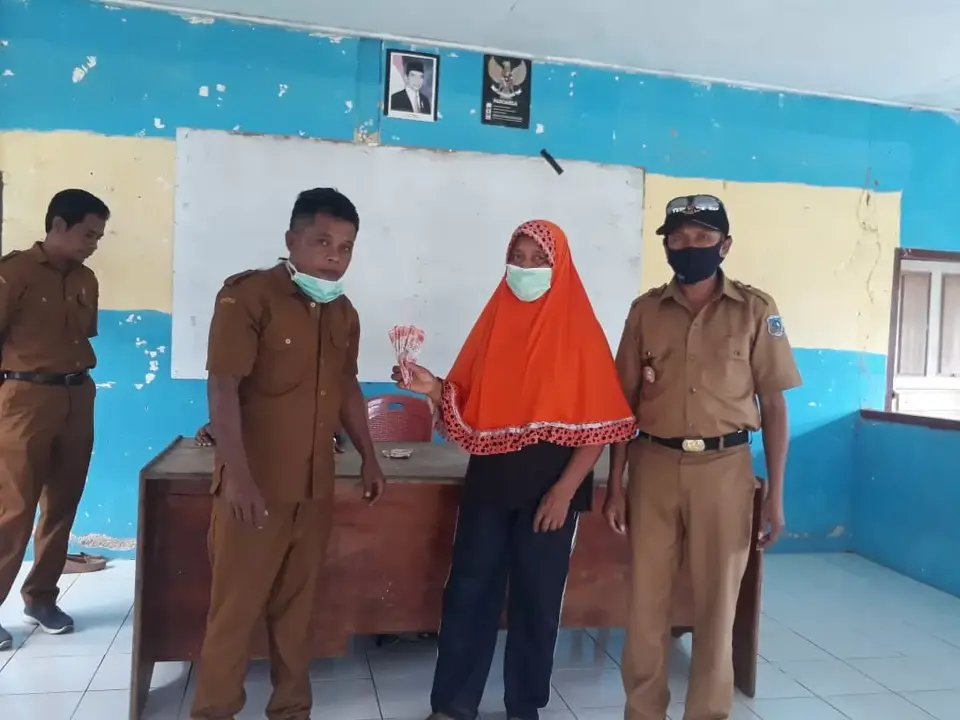 Pemdes Bakeramba Menyerahkan BLT Dana Desa Tahap 4 dan 5