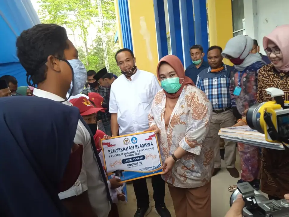 Tina Nur Alam Serahkan Beasiswa PIP Secara Simbolis Pada Pelajar di Mubar