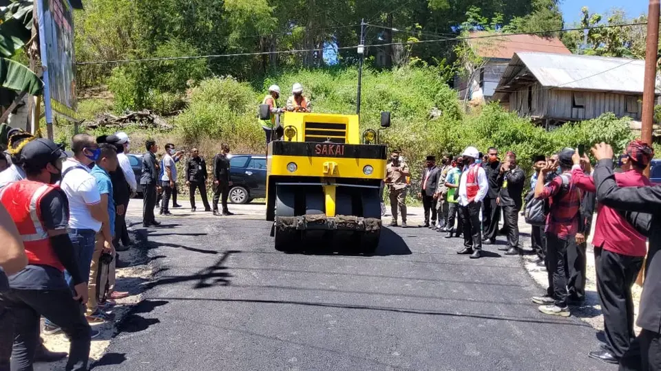 Bupati Arusani Launching Pengaspalan Jalan Menuju Kawasan Rumah Sakit di Bandar Batauga
