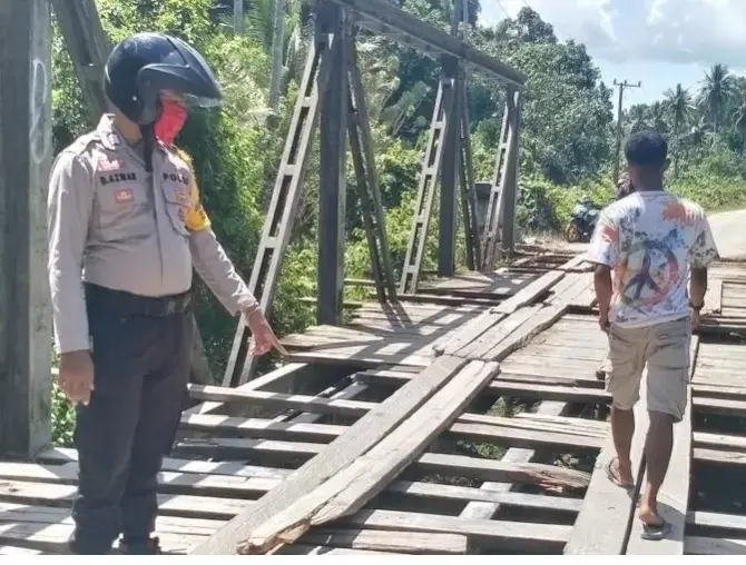 Jembatan Penghubung Antar Daerah di Buton Rusak Parah, Warga Kesulitan Melintas