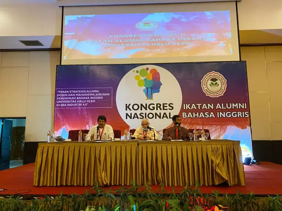 Asrun Lion Ketua IKA Bahasa Inggris FKIP UHO