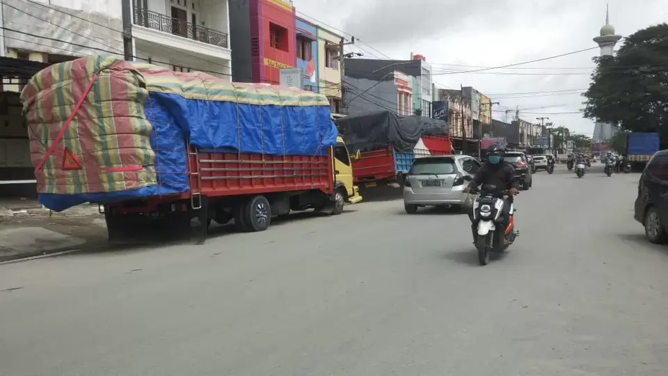 Tertibkan Akses Jalan Dalam Kota, Dishub Kendari Tindaki Parkir Liar Truk Ekpedisi
