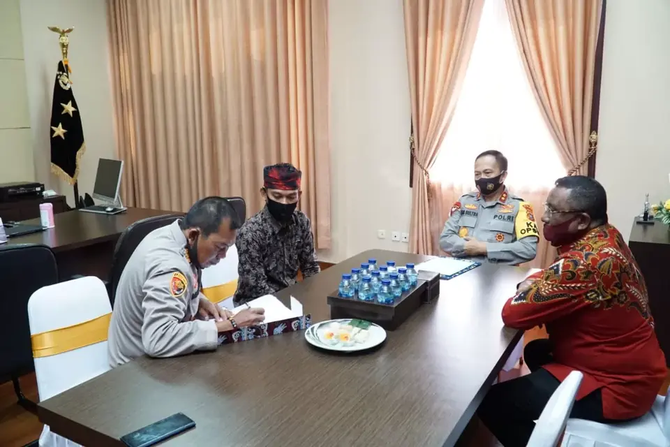 Kapolda Sultra dan Bupati Samahuddin Serah Terimakan Akta Sertifikat Tanah Polres Buteng
