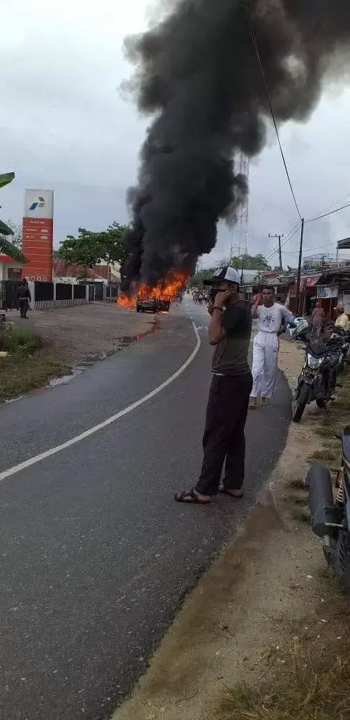 Mini Bus Terbakar Depan SPBU Lombe Gemparkan Warga