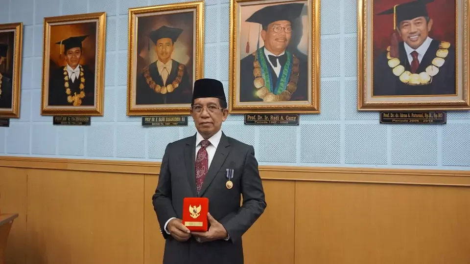 Rektor Unibos Terima Penghargaan Satyalancana Karya Satya 30 Tahun