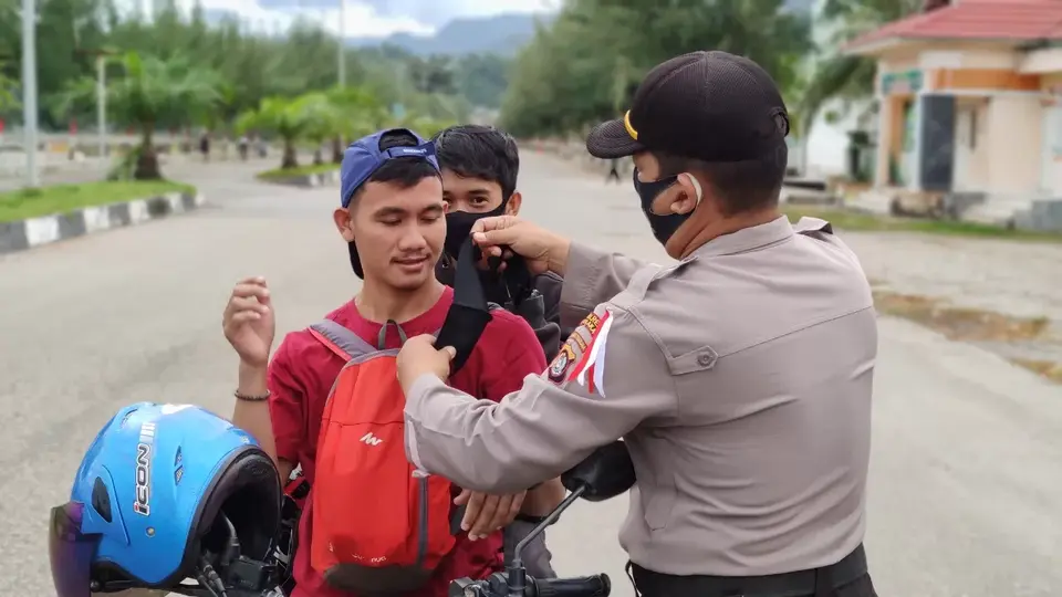 Bersama Jurnalis, Polsek Kolaka Bagikan Masker Gratis