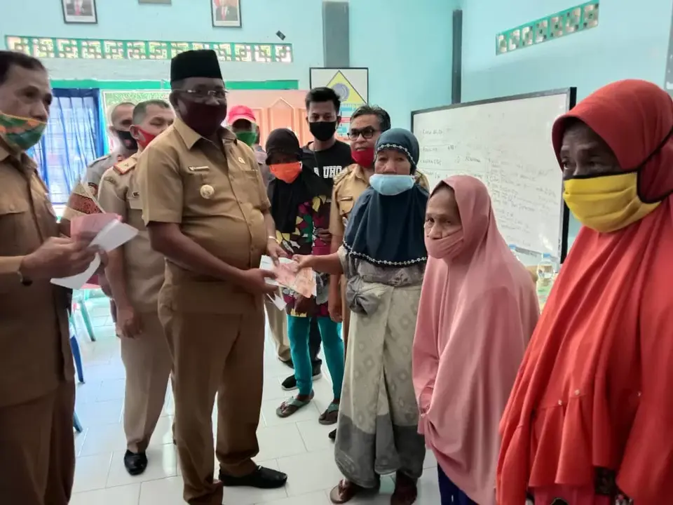 Salurkan Bantuan JPS di Kelurahan Boneoge, Bupati Buteng Harap Penerima Tepat Sasaran