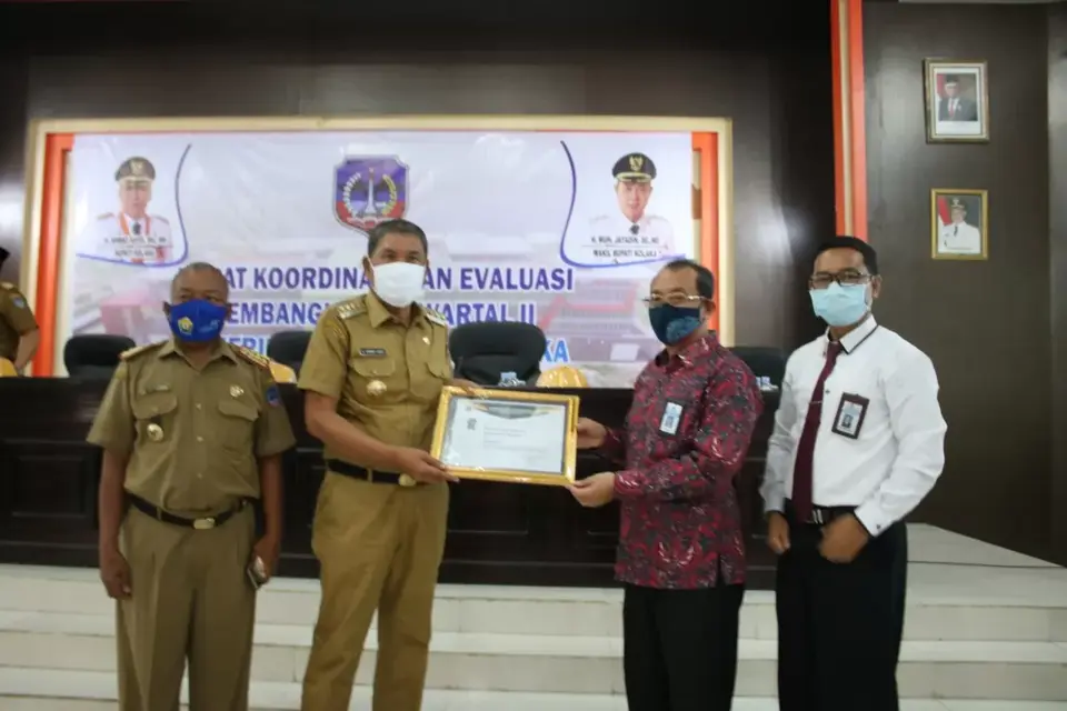 Kolaka Terima Penghargaan Terbaik Pengelolaan Dana Desa
