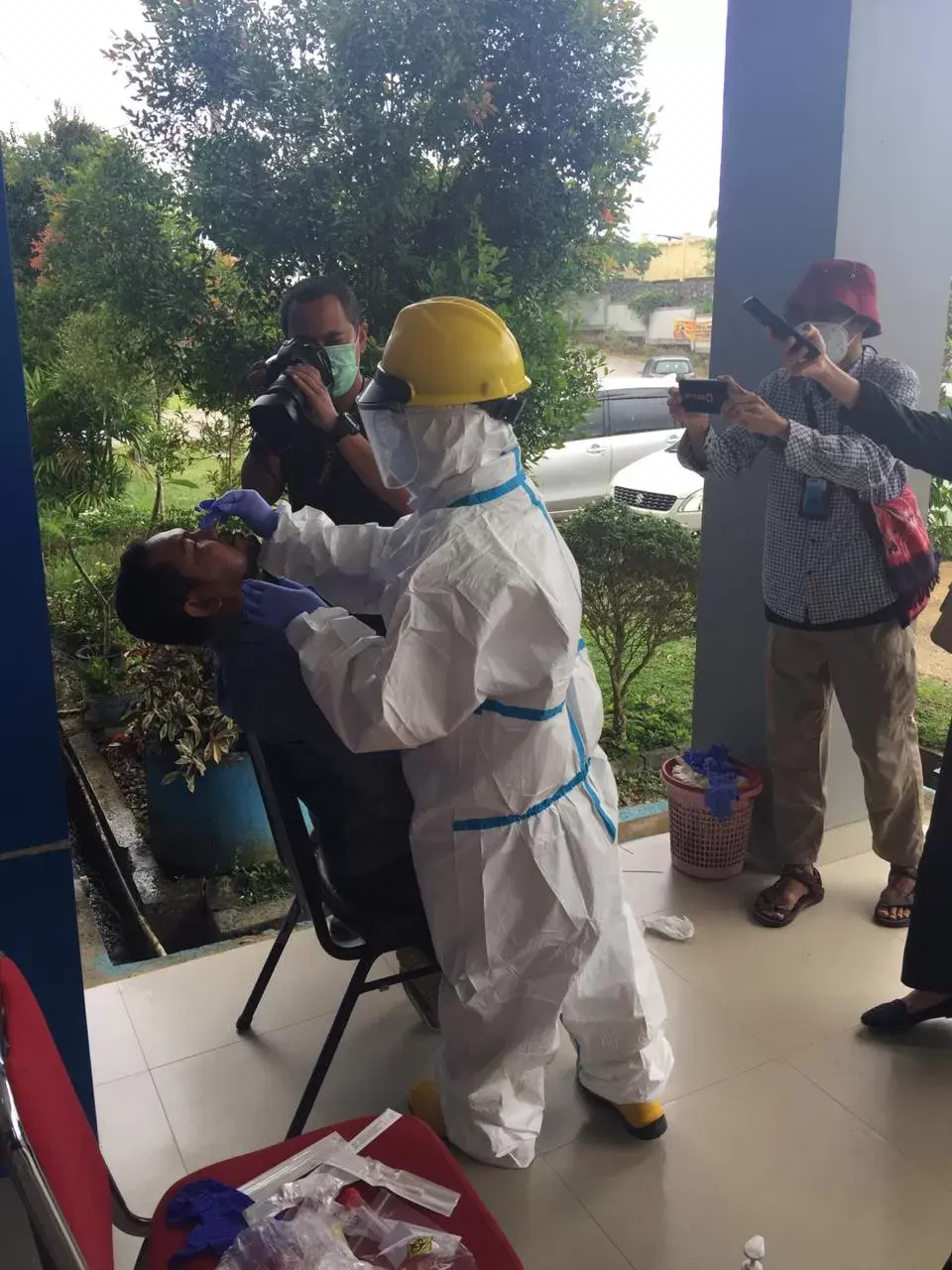 Pegawai BPKAD Sultra Jalani Swab