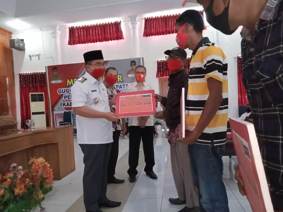 Pemda Butur Serahkan Buku Tabungan Bantuan Rumah Swadaya