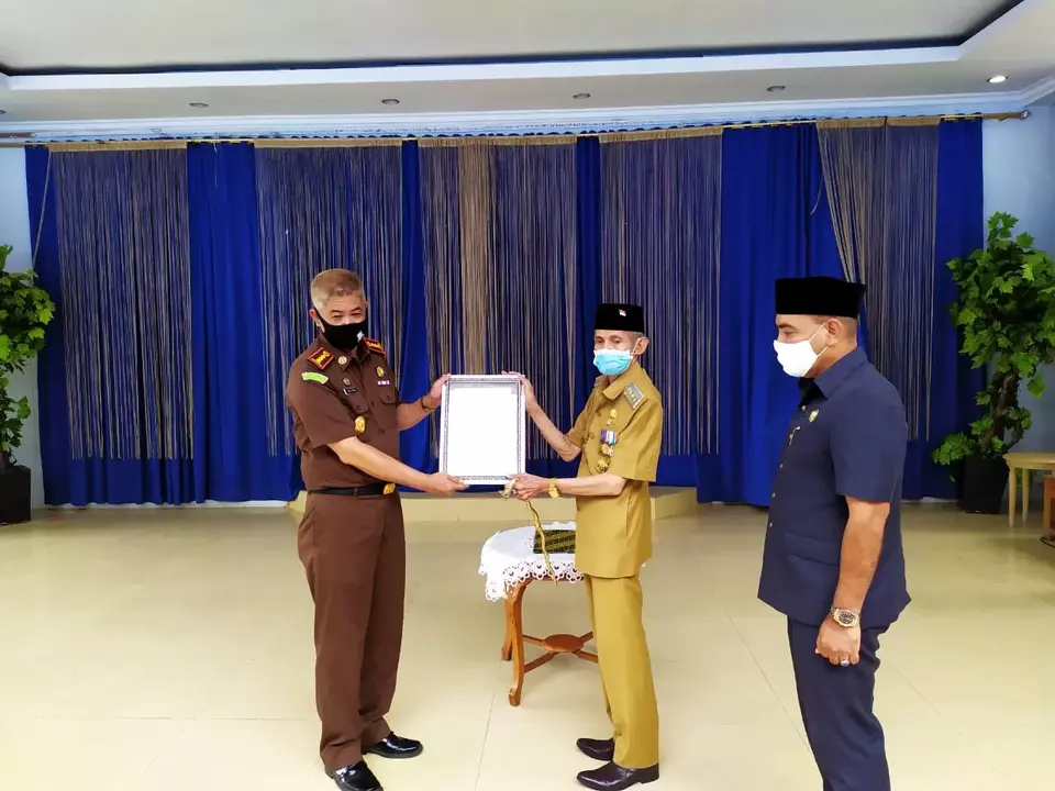 Selamatkan Aset Negara, AS Tamrin Beri Penghargaan Kepada Kejari Baubau