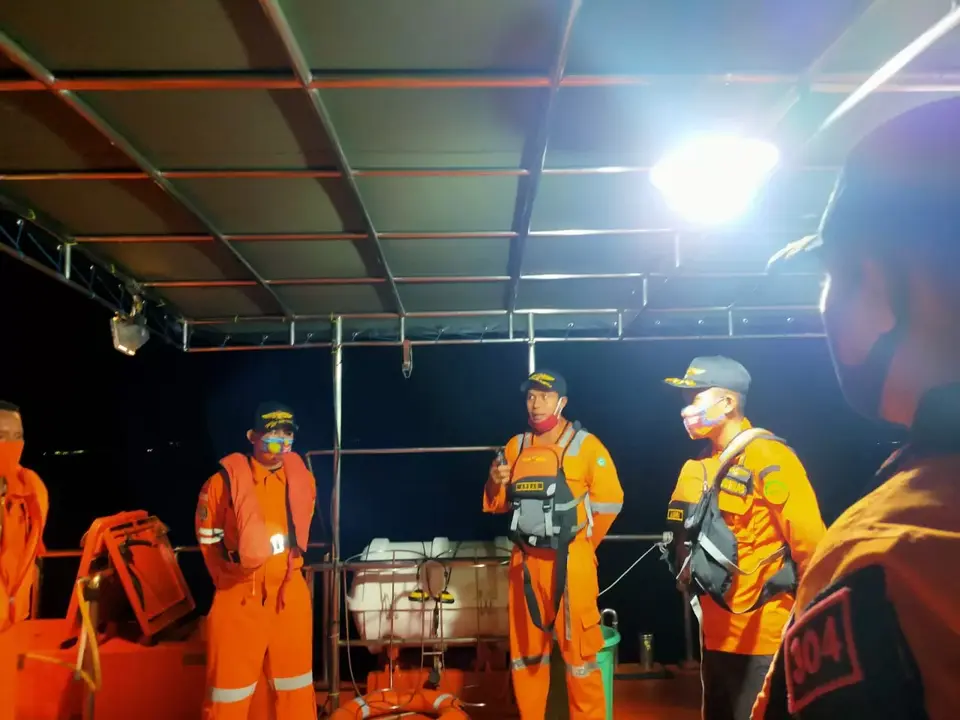 Empat Awak Kapal yang Terbakar di Perairan Busel Belum Ditemukan