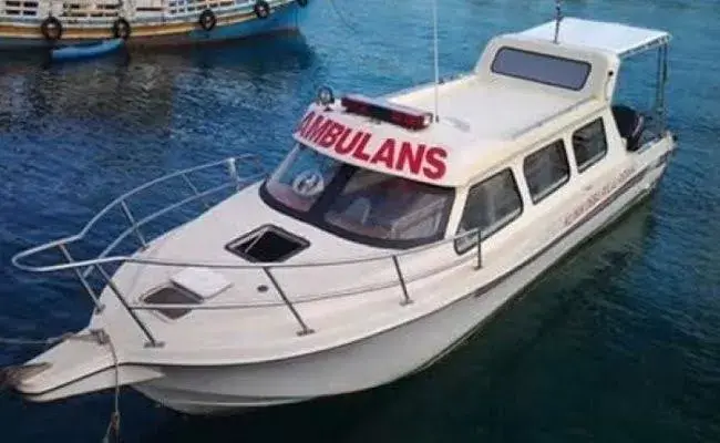 Pemkab Busel Dekatkan Pelayanan Kesehatan Masyarakat dengan Ambulans Laut