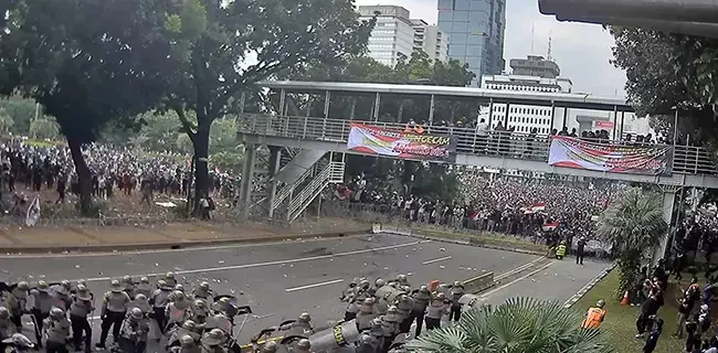 Aksi 1310 Memanas, Petugas Dilempari Batu Oleh Massa Tak Dikenal