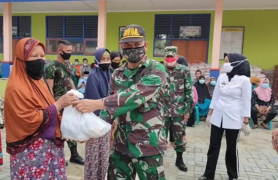 Kodim Kendari Gelar Rapid Test dan Bagikan Paket Sembako
