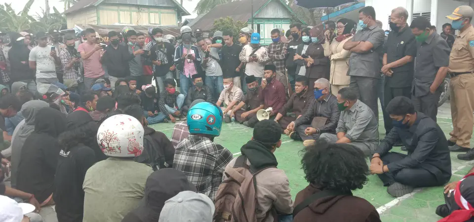 Duduk Bersila Bersama Demonstran, DPRD Buteng Sepakat Tolak UU Cipta Kerja