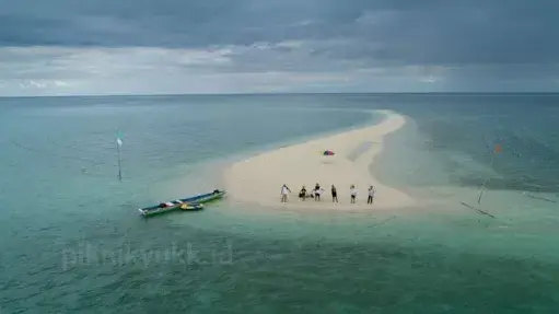 Bupati Ajak Masyarakat Dukung Pasir Timbul Bone Labunta di Ajang API Awards 2020