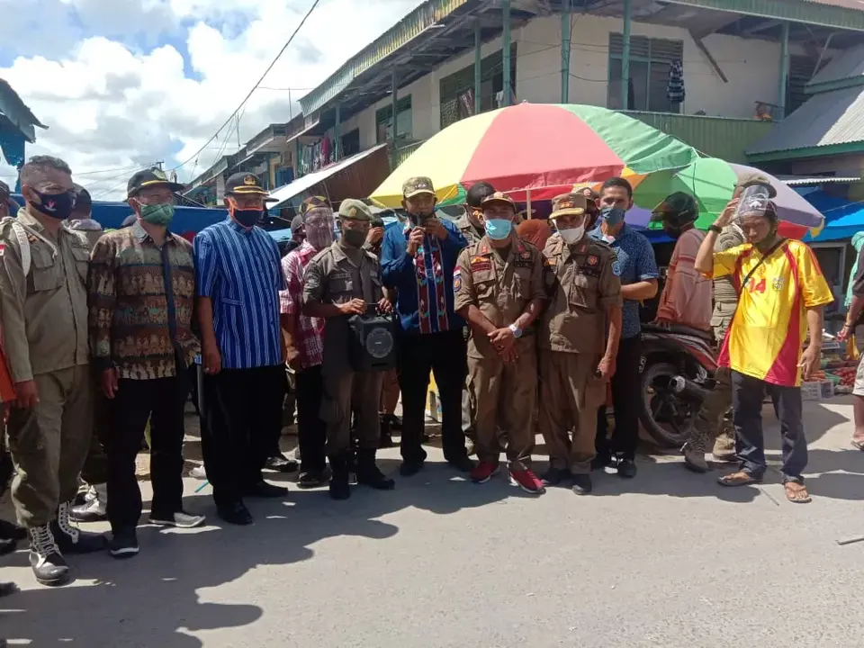 Cegah Penyebaran Covid-19, Forkopimcam Gu Sosialisasi dan Bagikan Masker di Pasar Lombe