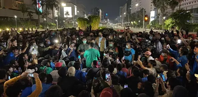 Tak Ditemui Jokowi, Mahasiswa Nyanyikan Padamu Negeri Dan Diakhiri Teriakan "Anies Presiden"