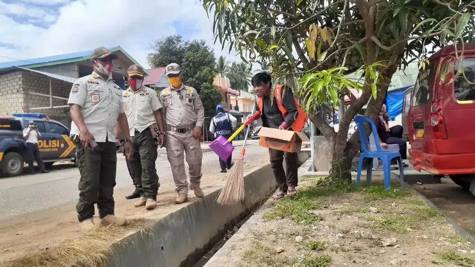 Hari Pertama Penerapan Perbup Disiplin Covid-19 di Buton, Pelanggar Diberi Sanksi Sapu Jalan