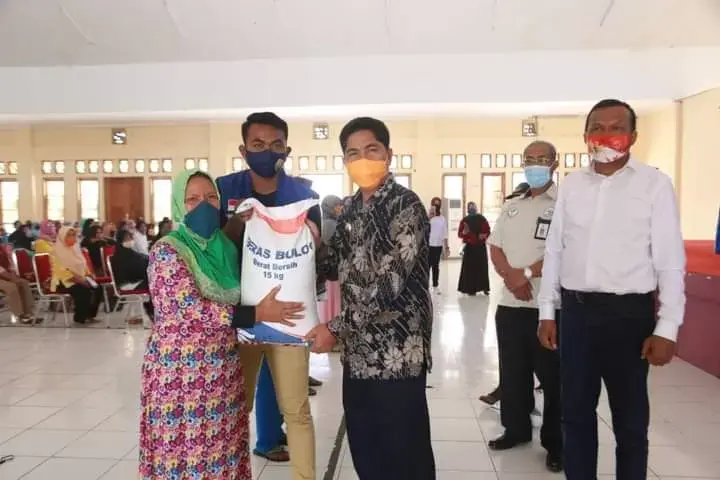 Salurkan Bantuan Sosial, Bupati Buton Ingatkan Protokol Kesehatan Covid-19.