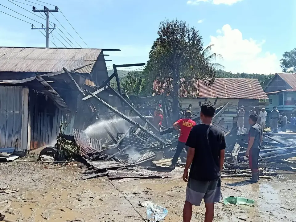 Diduga Berasal dari Api yang Dimainkan Anak-anak, Tiga Rumah di Kolaka Hangus