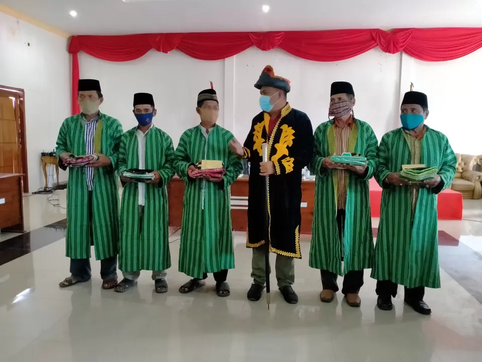 Serahkan Bantuan Pakaian, Bupati Arusani Minta Lembaga Adat Bersinergi Dengan Pemerintah Untuk Bangun Daerah