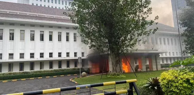 Demonstran Berhasil Dipukul Mundur, Lobi Gedung Kementerian ESDM Terbakar