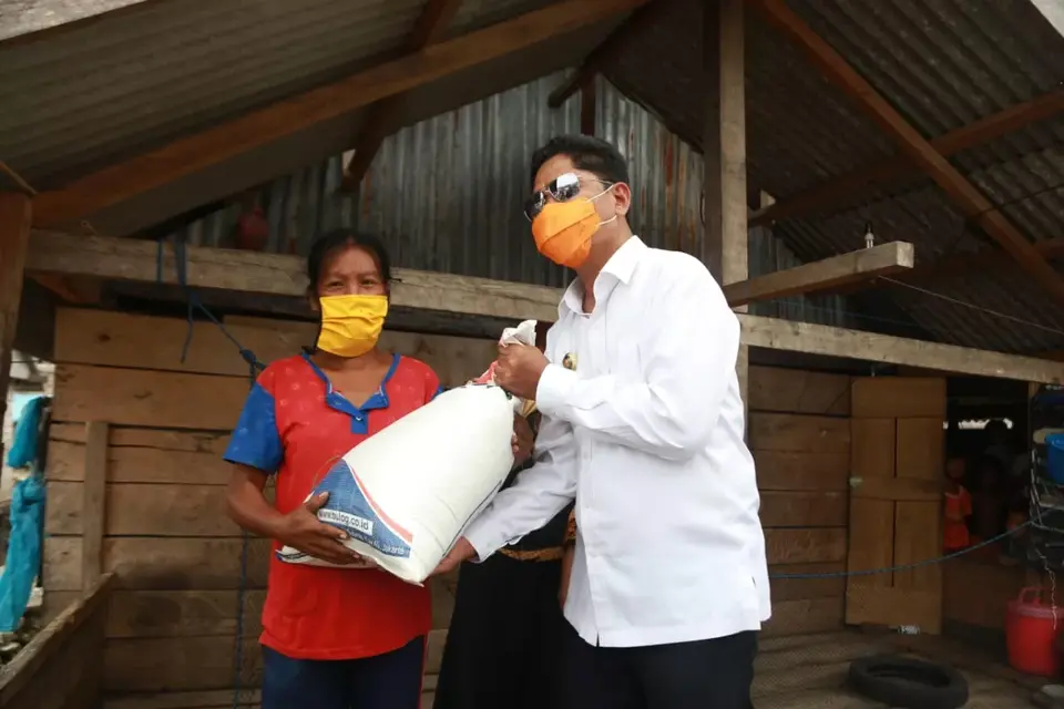 La Bakry Salurkan Bantuan di Lasalimu Selatan