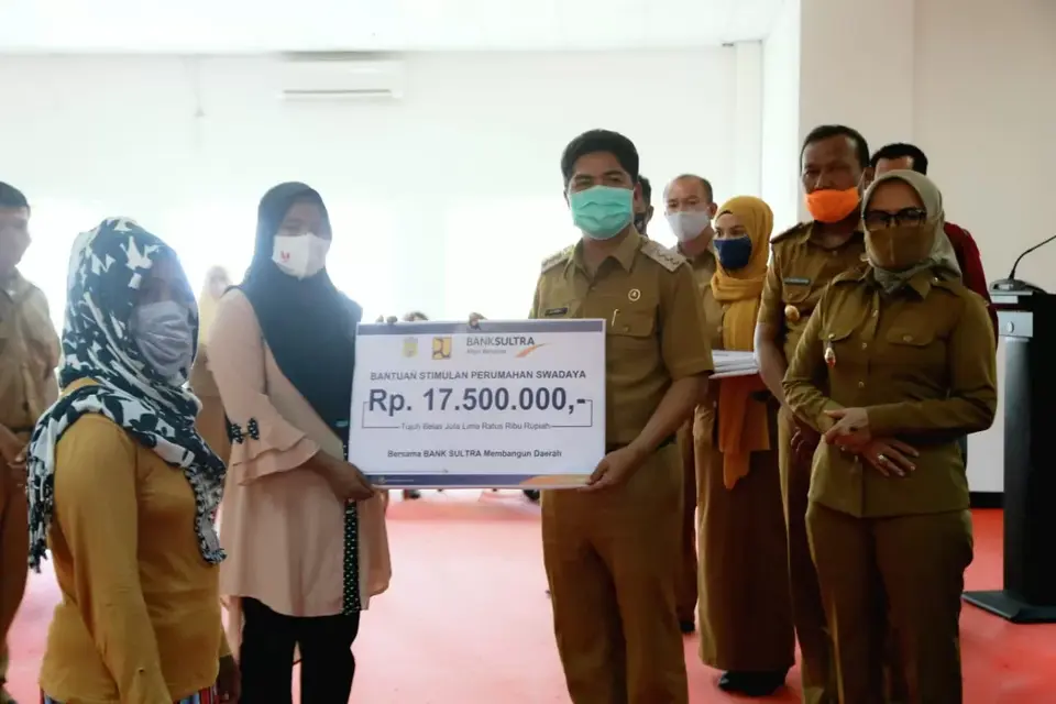 Pemkab Buton Serahkan Tabungan BSPS Kepada 65 KK